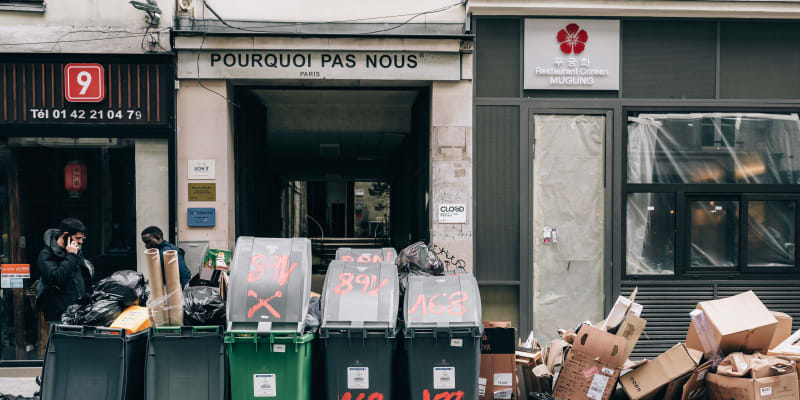 Popelnice a kontejnery v Paříži nikdo už pět dní nevyvezl. 