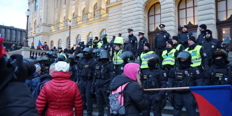 Těžkooděnci brání protestujícím v pochodu do Národního muzea.