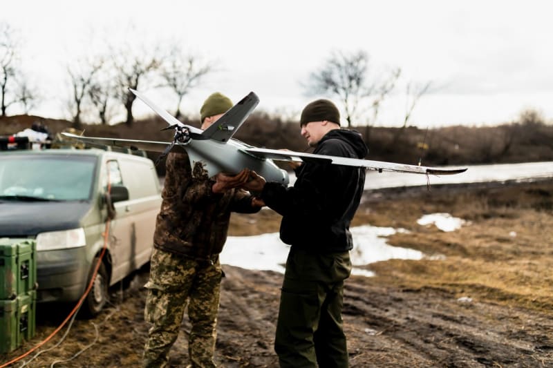 Ukrajinci kontrolují dron v oblasti Donbasu (28. 2. 2023).