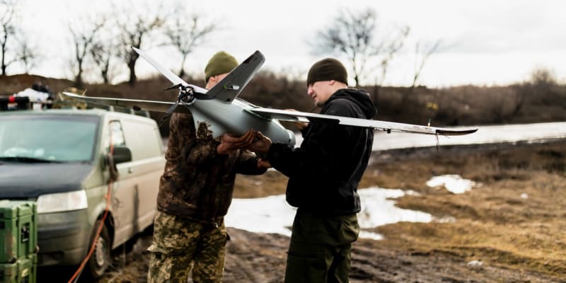 Ukrajinci kontrolují dron v oblasti Donbasu (28. 2. 2023).