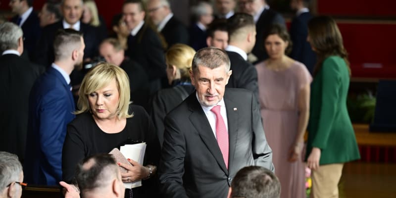 Tajemná prezidentská dcera Eva Friedlová se objevila ve Vladislavském sále. (V zeleném saku za Andrejem Babišem vpravo)