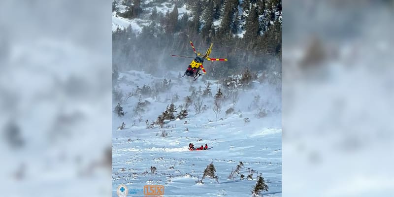 V neděli dopoledne vyrážely záchranářské týmy na pomoc muži, který se zřítil na severním svahu Sněžky. Po pádu dlouhém zhruba 400 metrů utrpěl vážná zranění. Do nemocnice ho přepravil vrtulník.