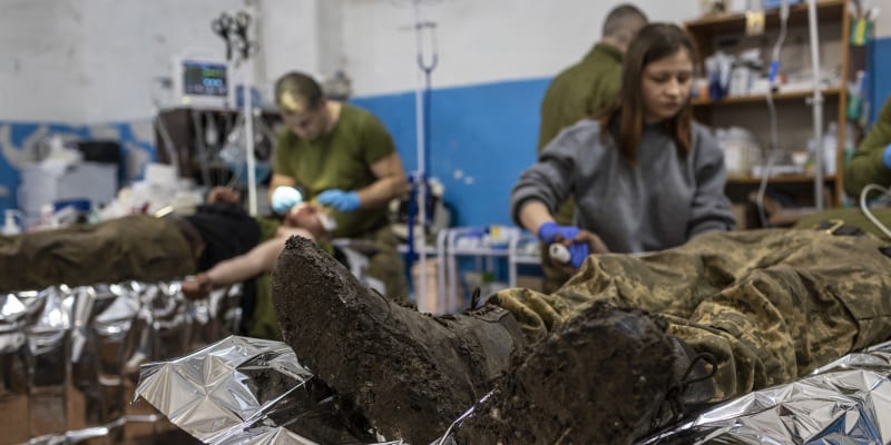 Zdravotnický personál ukrajinské armády ze 72. mechanizované brigády ošetřuje zraněné vojáky ve stabilizační nemocnici poblíž frontové linie 22. února 2023 v Donbasu na východě Ukrajiny.