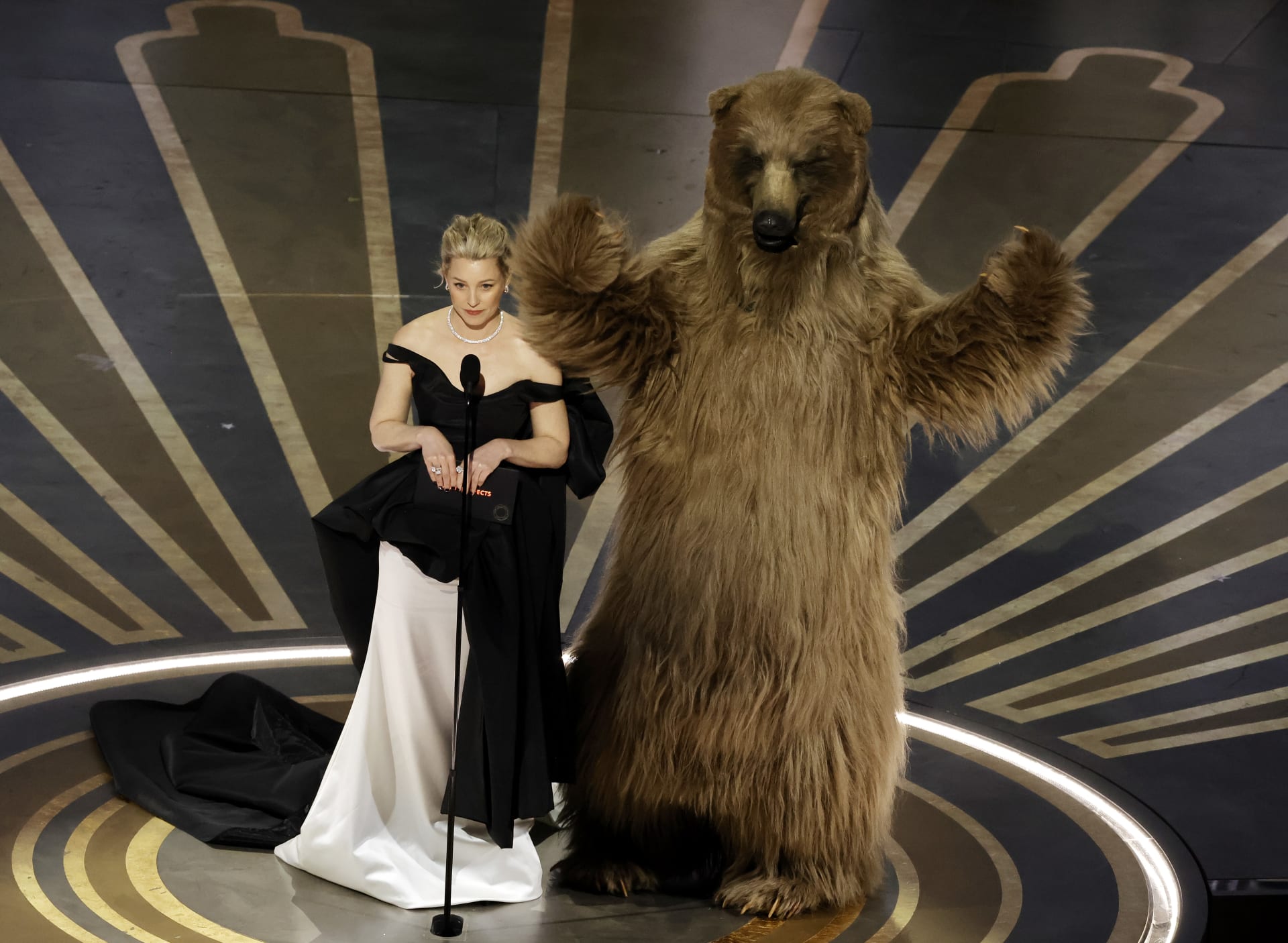 Elizabeth Banksová a medvěd na pódiu během 95. ročníku udílení Oscarů v Dolby Theatre 12. března 2023 v Hollywoodu v Kalifornii. (Foto: Kevin Winter/Getty Images)