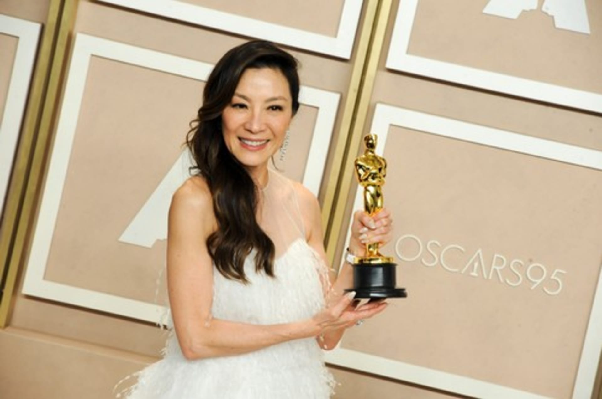 Michelle Yeoh se stala první Asiatkou, která vyhrála kategorii nejlepší herečka.