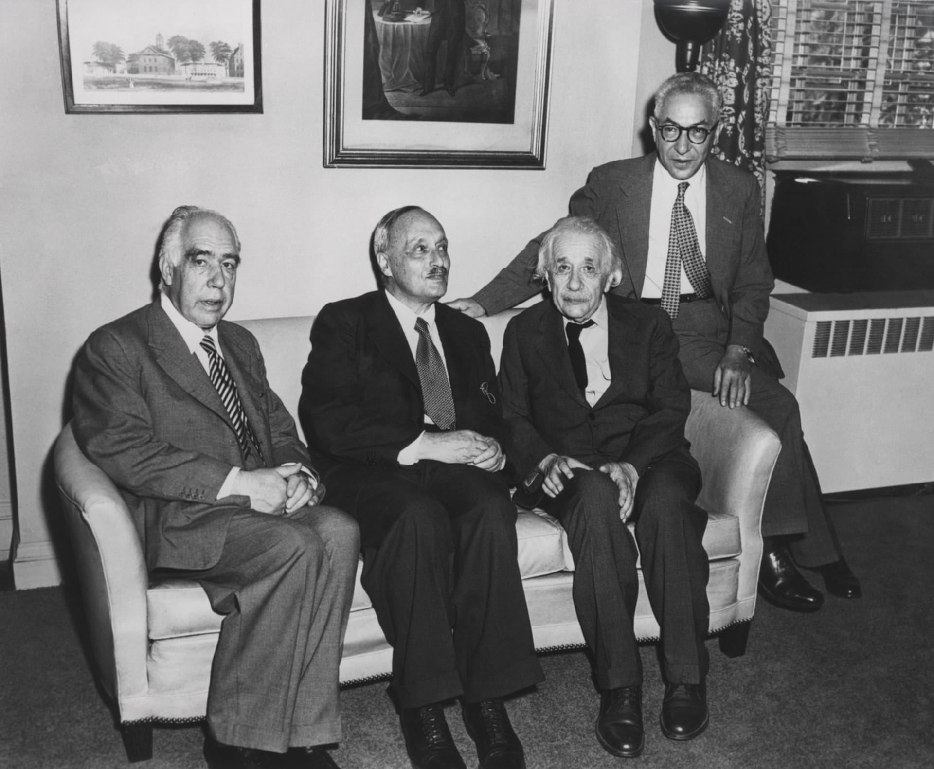 Čtyři výteční nukleární fyzikové Niels Bohr, James Franck, Albert Einstein a Isidor Rabi