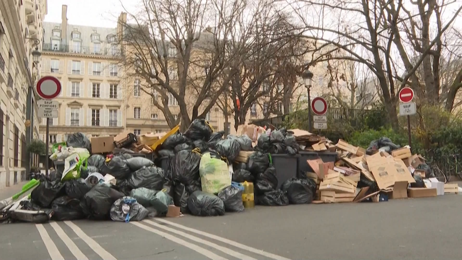 V Paříži se kvůli stávkám popelářů vršily pytle odpadků.