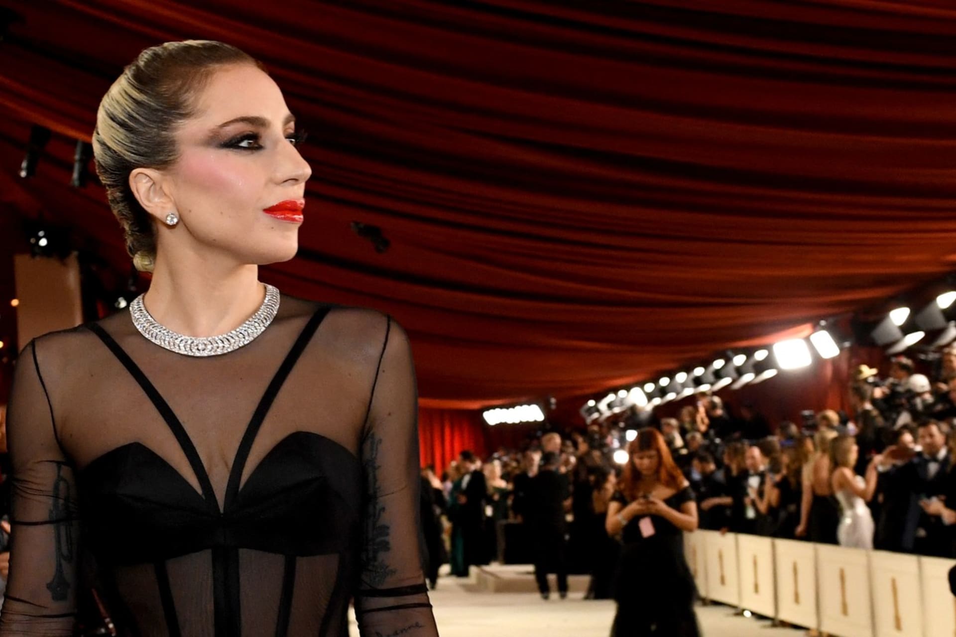 Lady Gaga nejprve vstoupila na červený koberec v luxusních šatech a nalíčená.