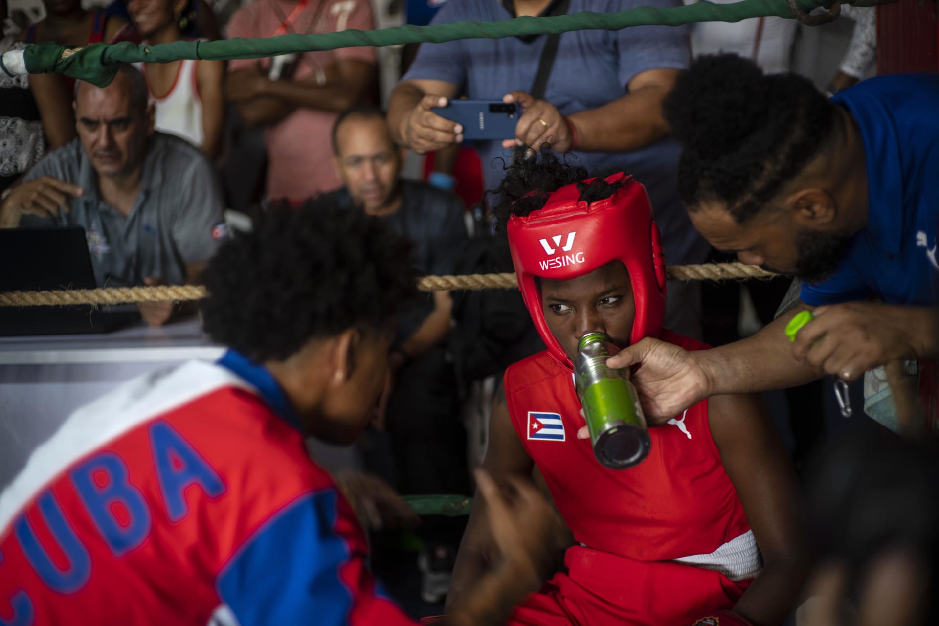 Zápas boxerek na Kubě