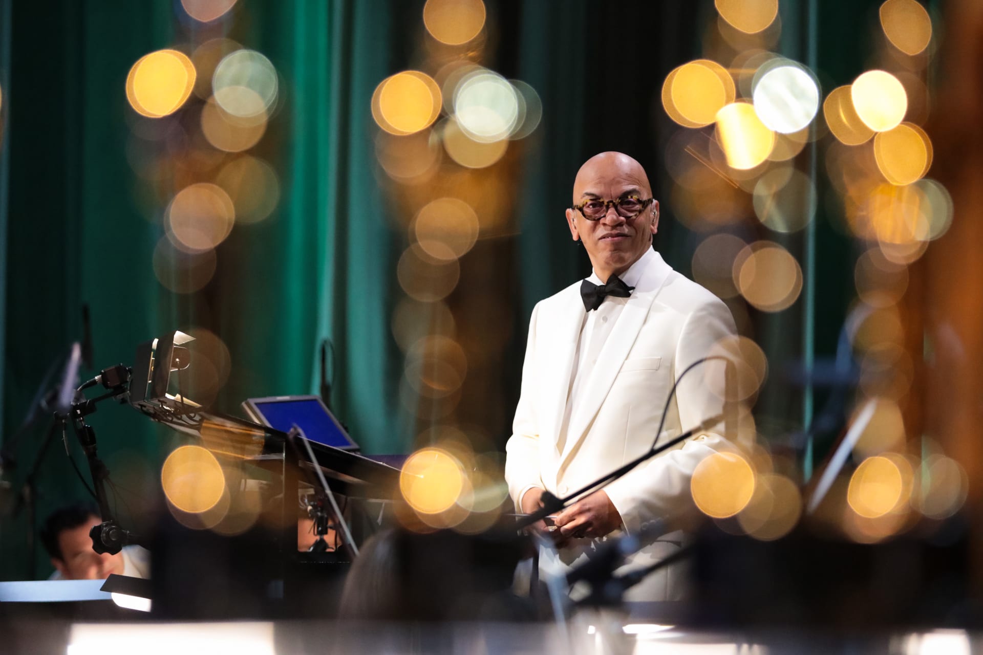 Na snímku poskytnutém společností A.M.P.A.S. je dirigent v zákulisí 95. ročníku předávání Oscarů 12. března 2023 v Hollywoodu v Kalifornii. (Foto: Richard Harbaugh/A.M.P.A.S. via Getty Images)
