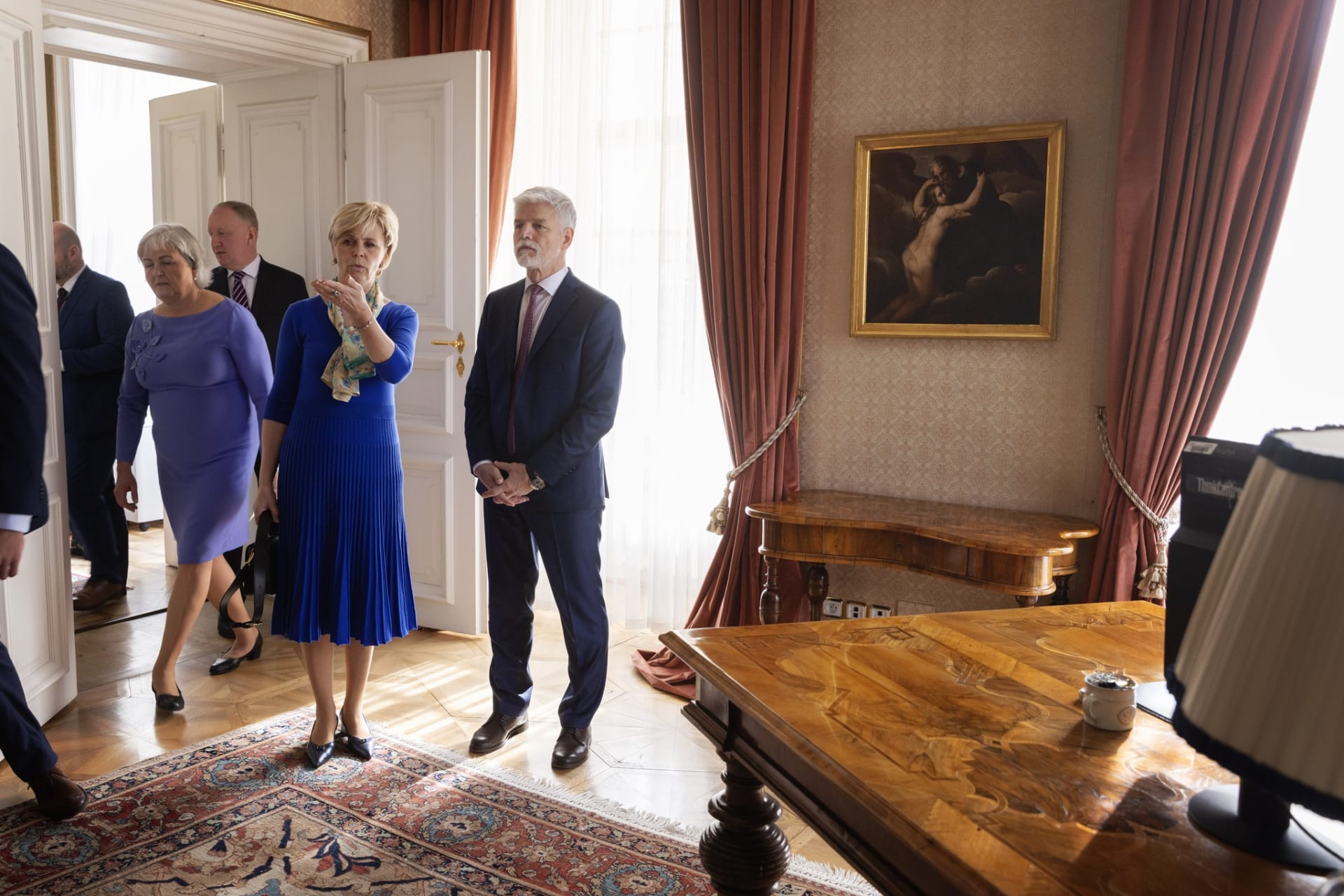 Prezident Petr Pavel s manželkou si prohlédl sídlo českých prezidentů, Lumbeho vilu, krátce po inauguraci.