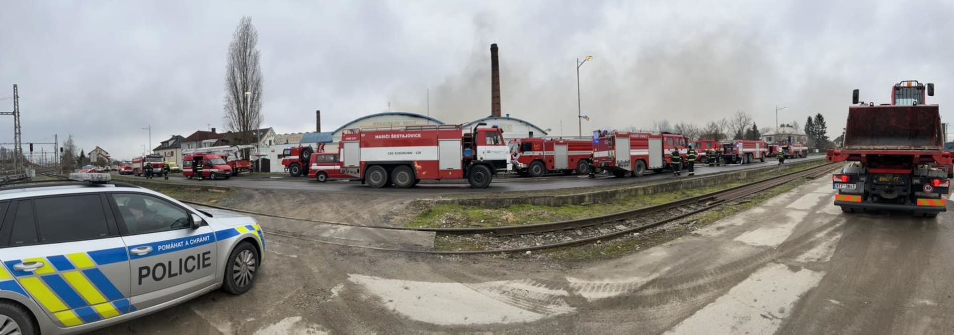 Hasiči v Čelákovicích zasahovali u požáru haly na zpracování dřeva (13. 3. 2023).