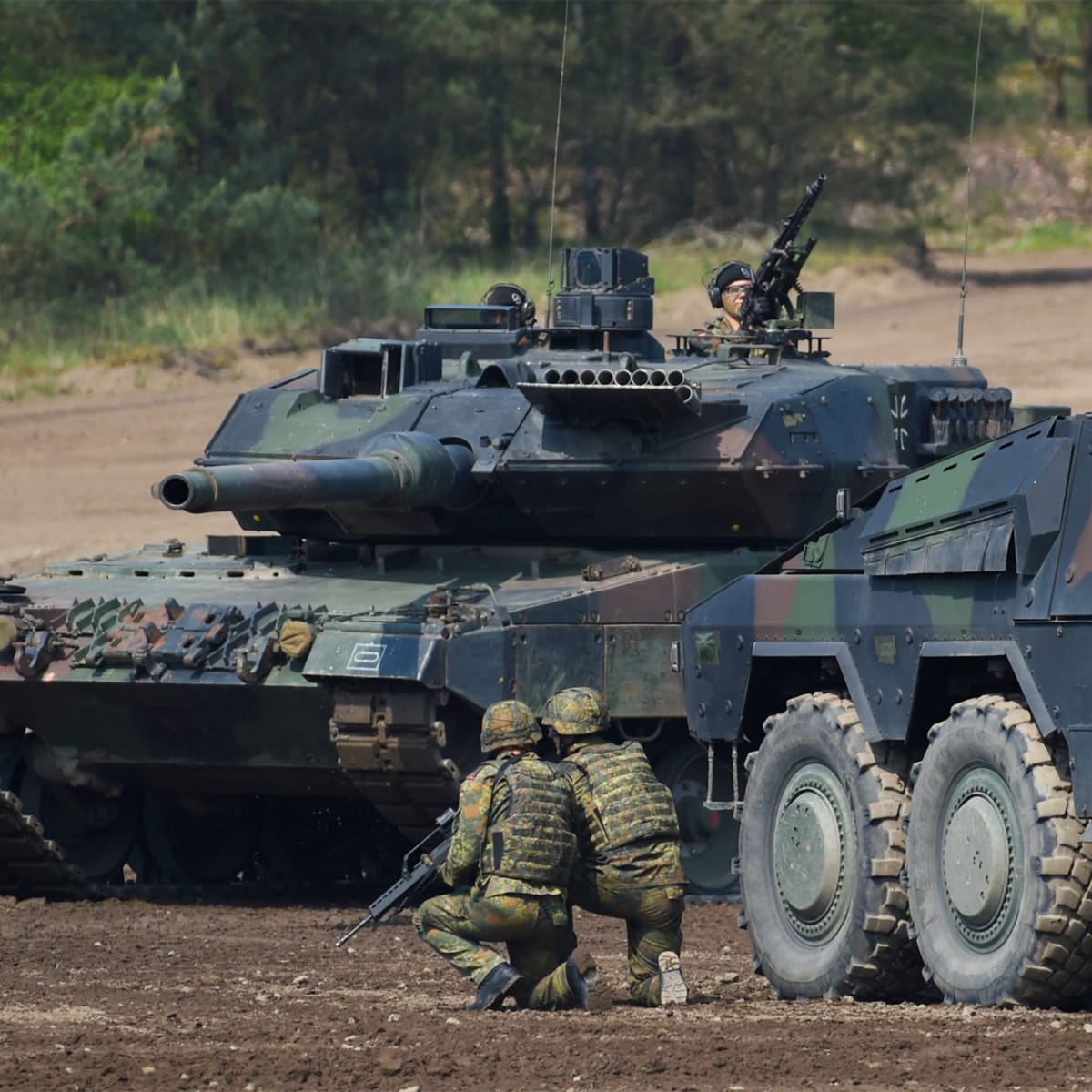 Zásadním problémem transportu tanků je hmotnost. Abrams dosahuje váhy až 70 tun, Leopard 2 (na snímku) váží 62,3 tuny.