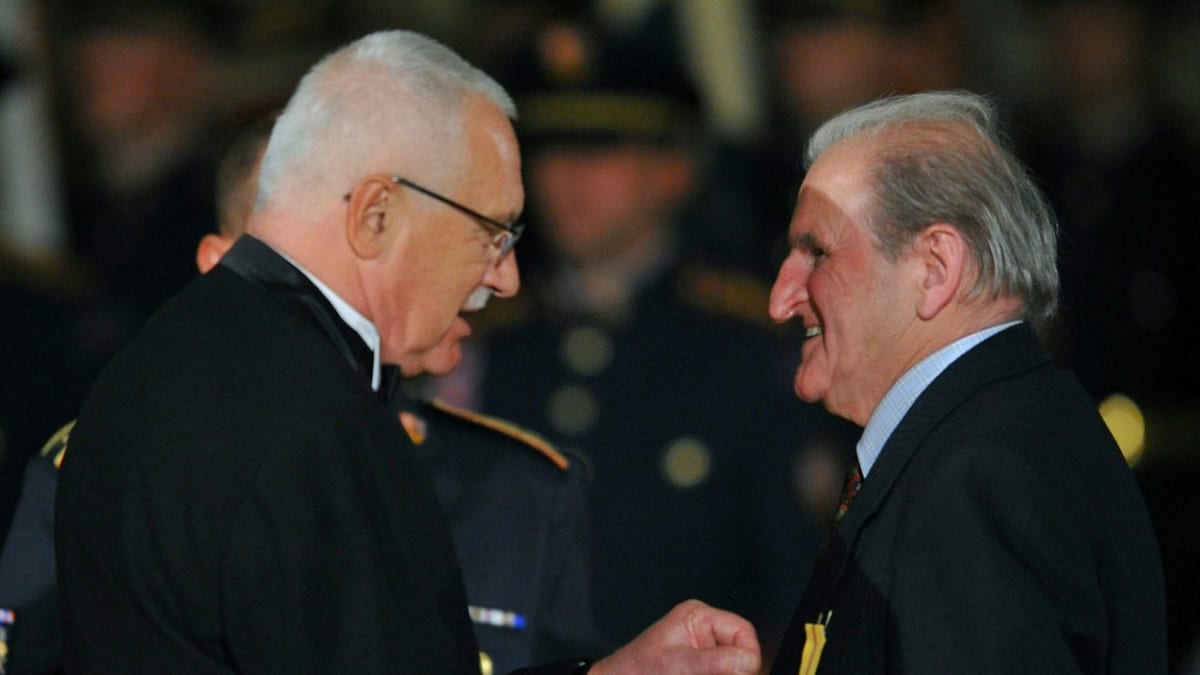 Prezident Václav Klaus předal Karlu Kaplanovi 28. října 2008 ve Vladislavském sále Pražského hradu při příležitosti státního svátku medaili Za zásluhy II. stupně.
