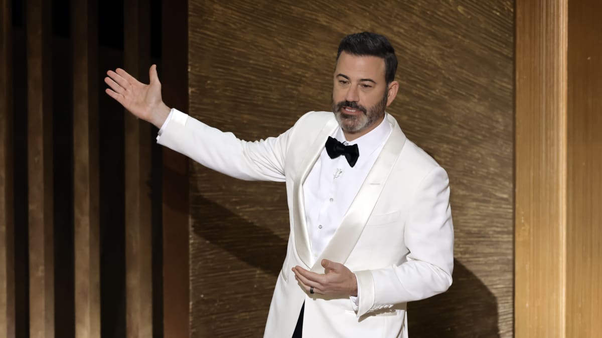 Moderátor Jimmy Kimmel hovoří na pódiu během 95. ročníku předávání Oscarů v Dolby Theatre 12. března 2023 v Hollywoodu v Kalifornii. (Foto: Kevin Winter/Getty Images)