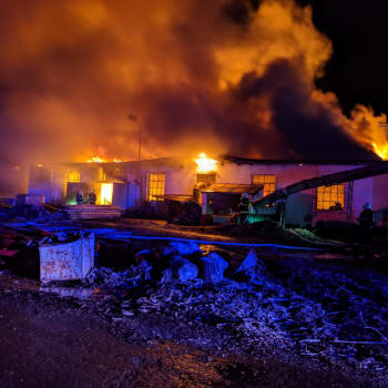 Hasiči v Čelákovicích zasahují u požáru haly na zpracování dřeva (13. 3. 2023).