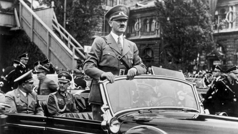 Hitlerovi přála Štěstěna, všechny atentáty přežil  (na snímku v září 1938 v Norimberku)