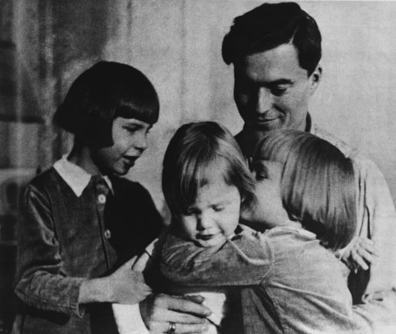 Claus von Stauffenberg se svými dětmi v roce 1940
