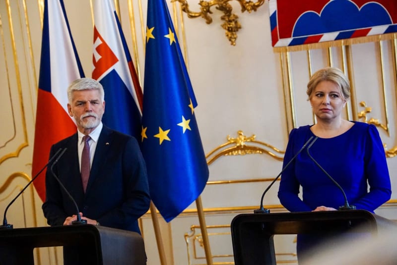 Petr Pavel se Zuzanou Čaputovou na tiskové konferenci při první zahraniční cestě nového českého prezidenta (13. 3. 2023)