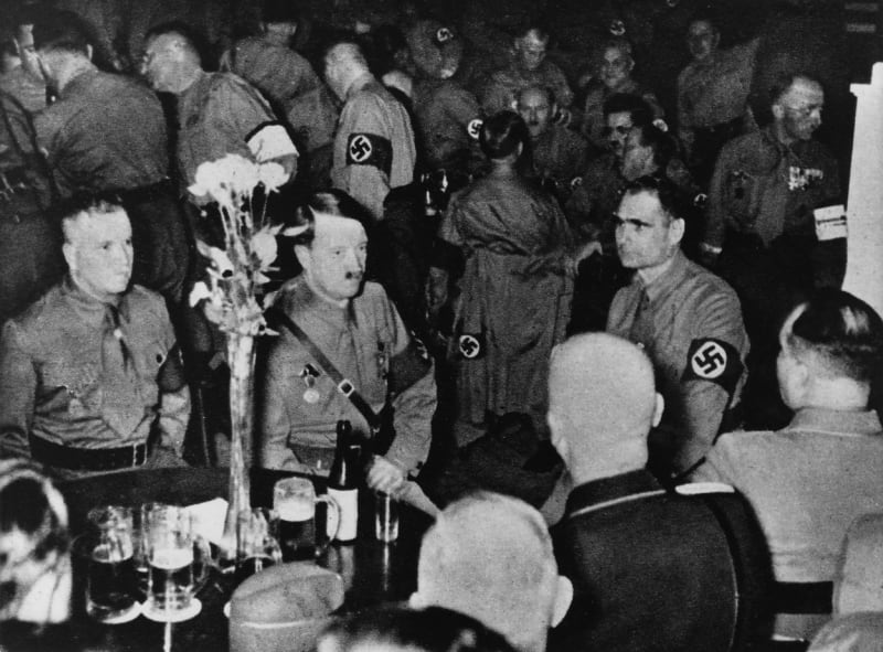 Adolf Hitler ve své oblíbené (a pro něj osudné) mnichovské pivnici (vpravo Rudolf Hess)