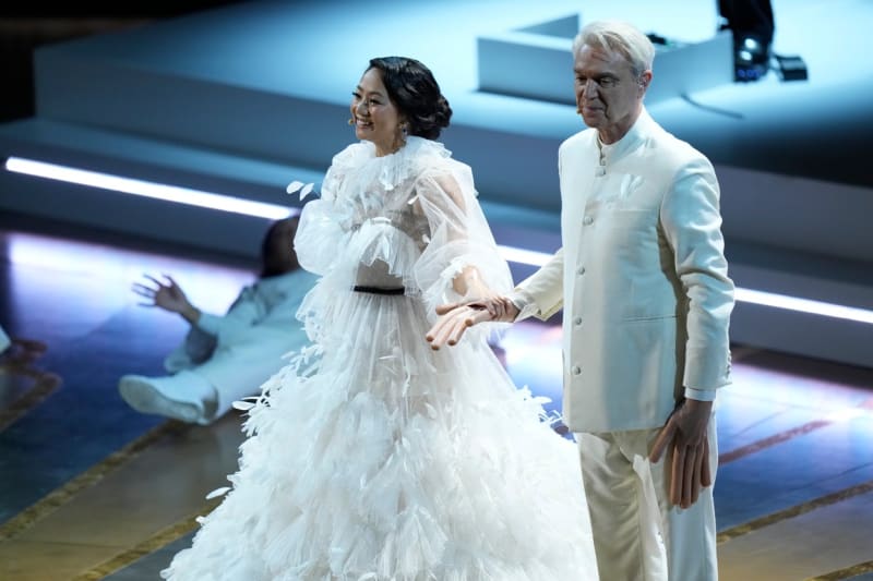 David Byrne a Stephanie Hsu na předávání Oscarů