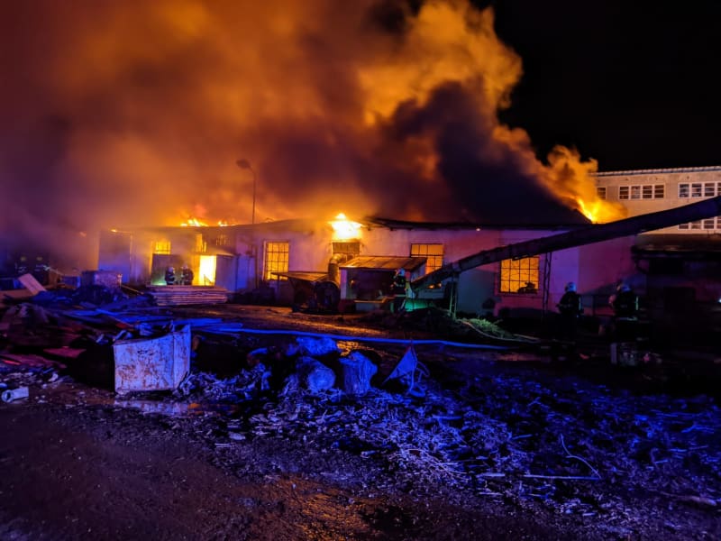 Hasiči v Čelákovicích zasahovali u požáru haly na zpracování dřeva (13. 3. 2023).