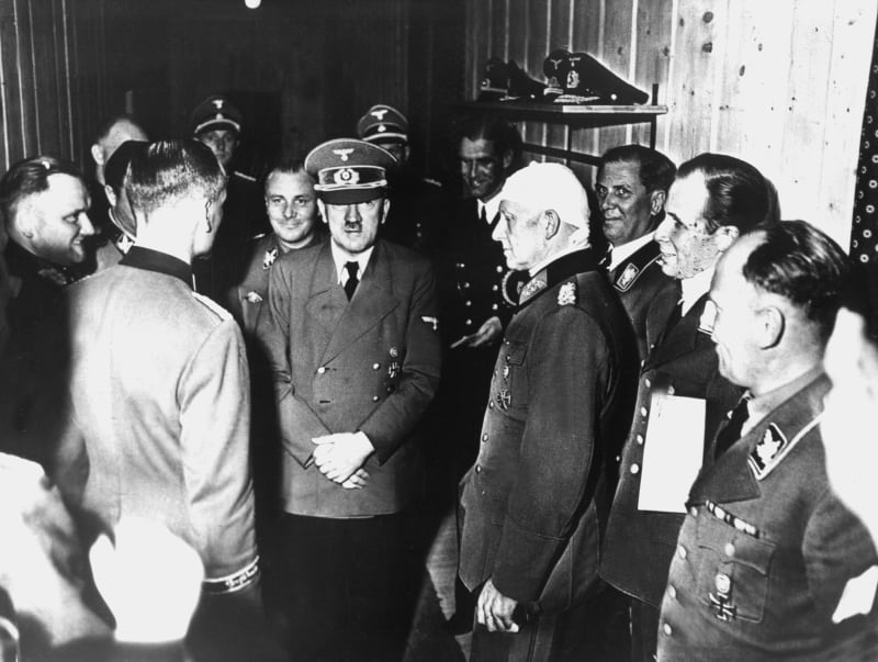 Adolf Hitler krátce po výbuchu bomby 20. července 1944