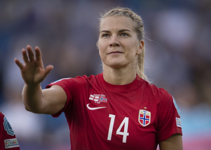 Ada Hegerbergová několik let odmítala nastupovat za norskou reprezentaci, protože trvala na tom, že tamní fotbalový svaz z reprezentantkami zametá.