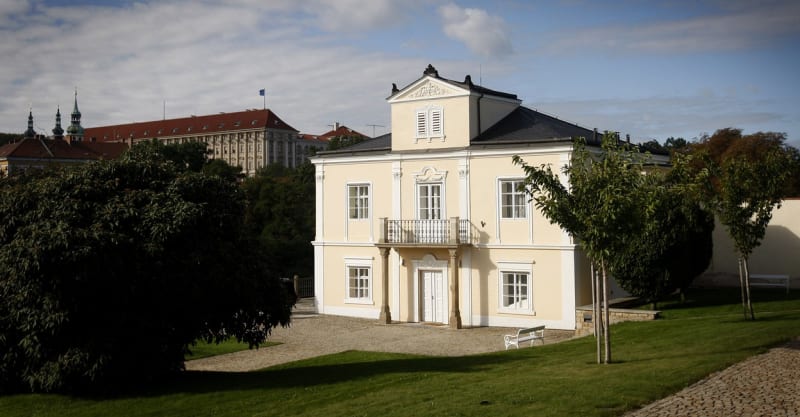 Lumbeho vila leží nedaleko Jízdárny Pražského hradu v tzv. produkčních zahradách Pražského hradu vedle skleníků, rybníčku vybudovaného už Rudolfem II. a historického včelína postaveného za působení prezidenta Masaryka.