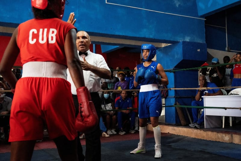 Boxerský zápas žen na Kubě po schválení nového zákona, který jim po více než 60 letech umožní návrat do ringu.