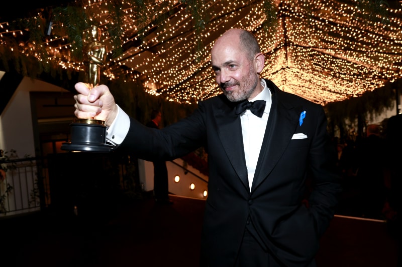 Edward Berger, držitel ceny za nejlepší zahraniční film za snímek Na západní frontě klid, se účastnil plesu guvernérů během 95. ročníku udílení cen Akademie v Dolby Theatre 12. března 2023 v Hollywoodu v Kalifornii. (Foto: Emma McIntyre/Getty Images)