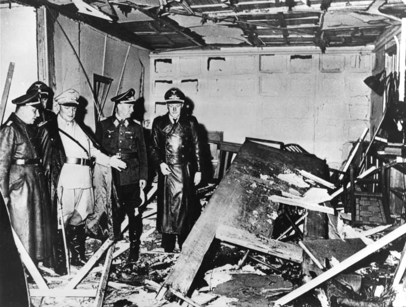 Hermann Göring a další představitelé nacistického režimu si prohlížjí místnost ve Vlčím doupěti zdemolovanou výbuchem bomby