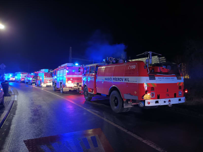 Hasiči v Čelákovicích zasahovali u požáru haly na zpracování dřeva (13.3.2023).
