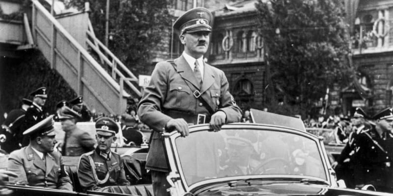 Hitlerovi přála Štěstěna, všechny atentáty přežil  (na snímku v září 1938 v Norimberku)