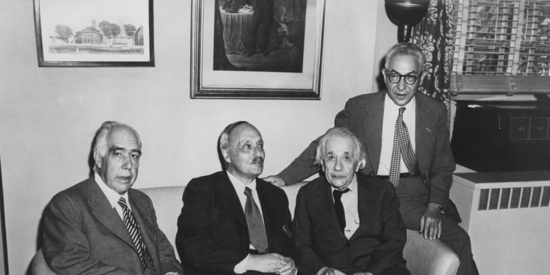 Čtyři výteční nukleární fyzikové Niels Bohr, James Franck, Albert Einstein a Isidor Rabi