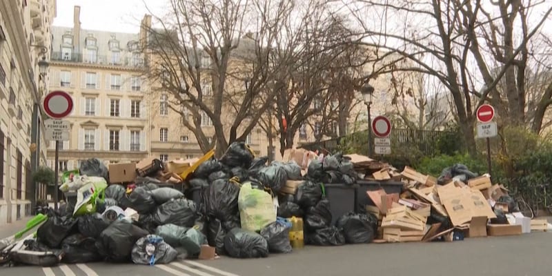 V Paříži se kvůli stávkám popelářů vršily pytle odpadků.