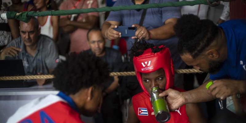 Zápas boxerek na Kubě