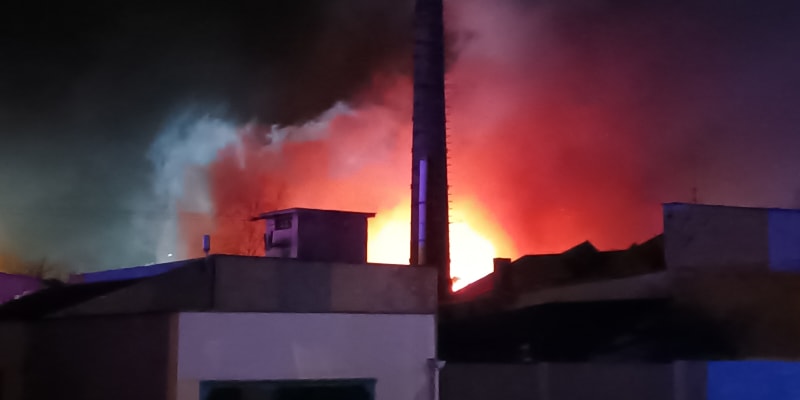 Hasiči v Čelákovicích zasahovali u požáru haly na zpracování dřeva (13.3.2023).