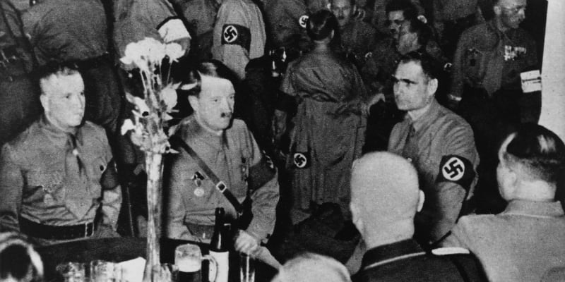 Adolf Hitler ve své oblíbené (a pro něj osudné) mnichovské pivnici (vpravo Rudolf Hess)