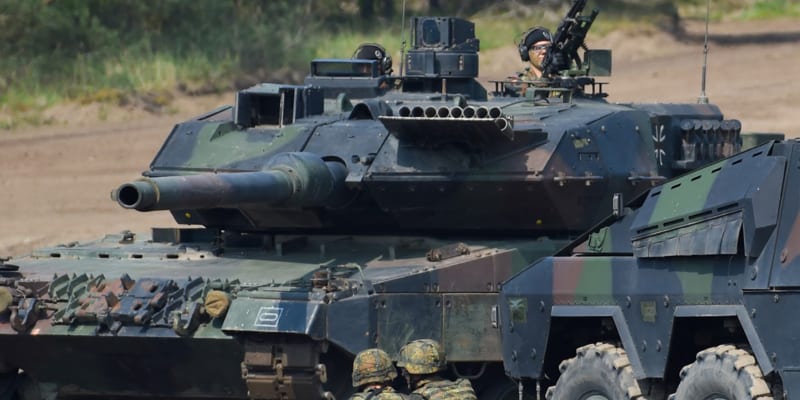 Zásadním problémem transportu tanků je hmotnost. Abrams dosahuje váhy až 70 tun, Leopard 2 (na snímku) váží 62,3 tuny.