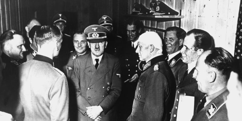 Adolf Hitler krátce po výbuchu bomby 20. července 1944