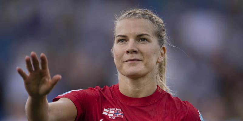 Ada Hegerbergová několik let odmítala nastupovat za norskou reprezentaci, protože trvala na tom, že tamní fotbalový svaz z reprezentantkami zametá.