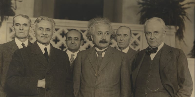 Einstein mezi dalšími vědci
