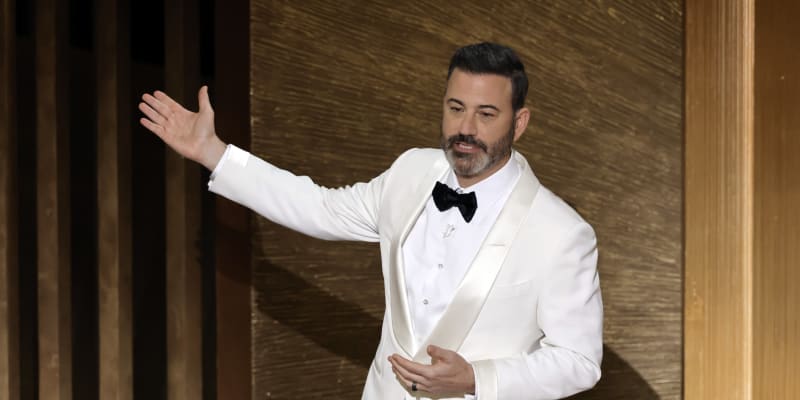 Moderátor Jimmy Kimmel hovoří na pódiu během 95. ročníku předávání Oscarů v Dolby Theatre 12. března 2023 v Hollywoodu v Kalifornii. (Foto: Kevin Winter/Getty Images)