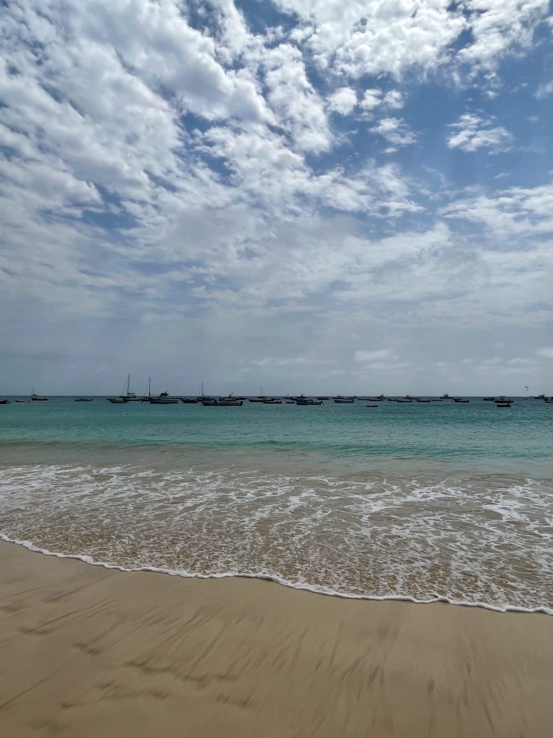 Moře je na ostrovu Sal díky písku a obloze průzračně modré.