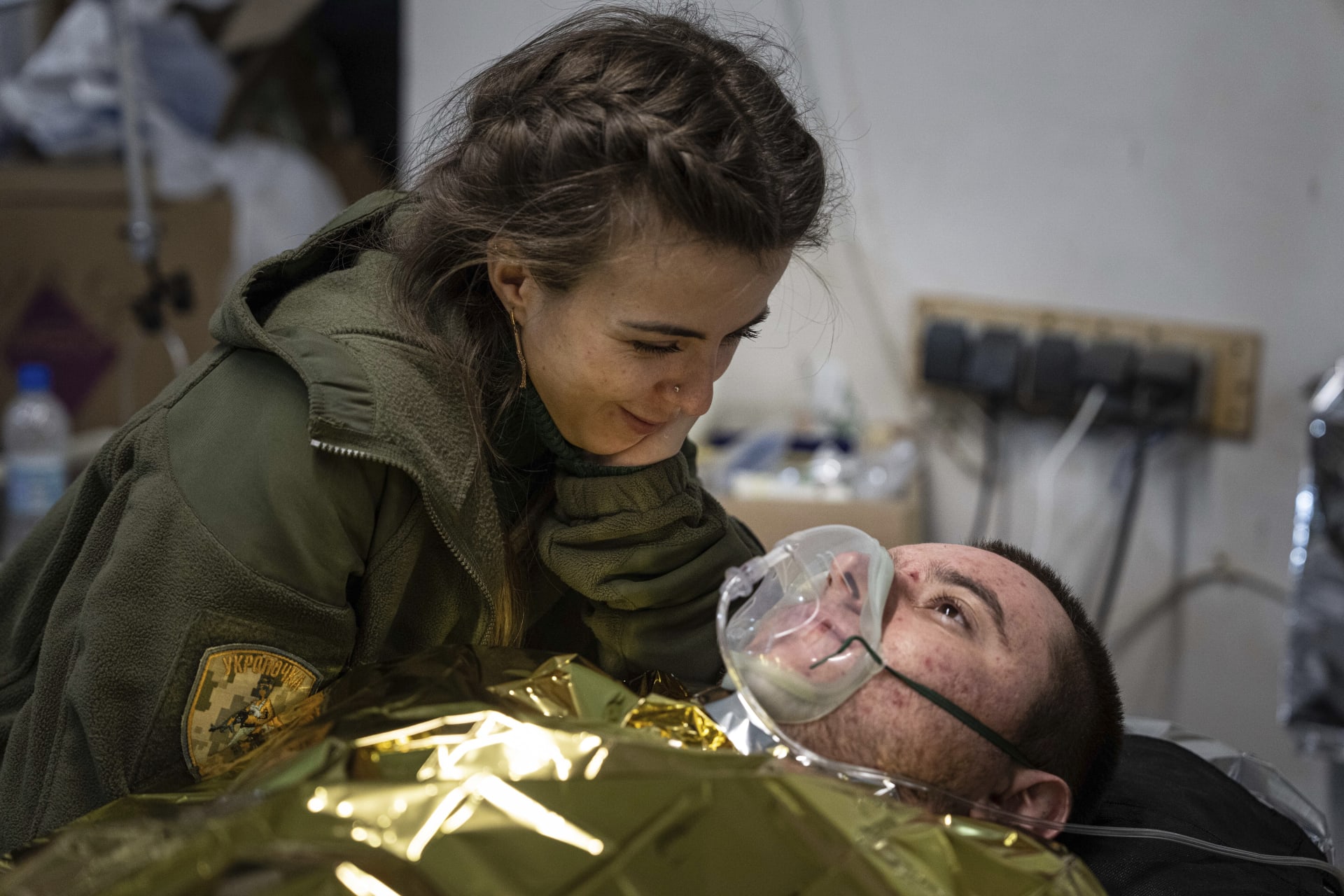 Lékaři ošetřují zraněného ukrajinského vojáka v polní nemocnici v Bachmutu.