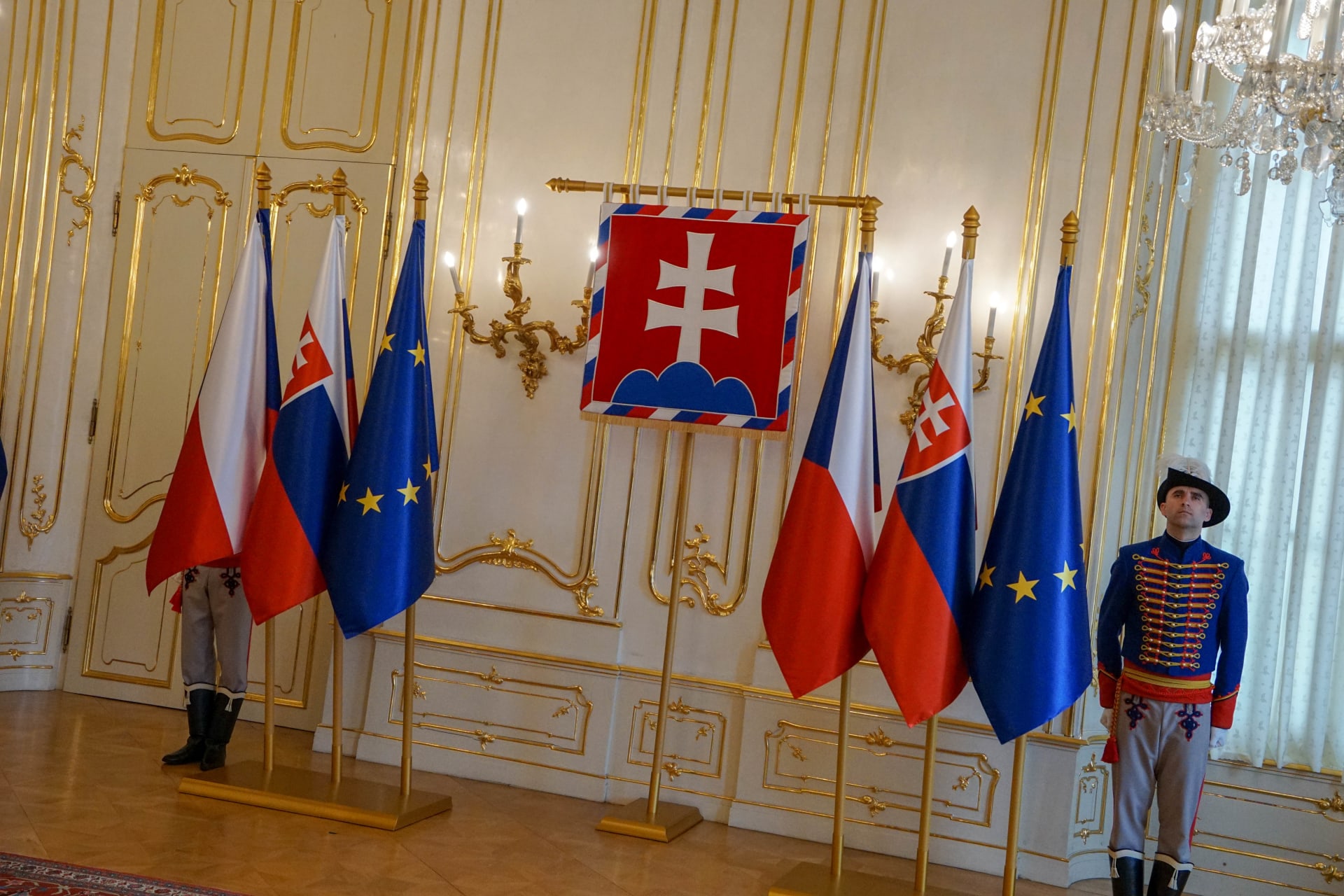 Petr Pavel byl uvítán v prezidentském paláci v Bratislavě.
