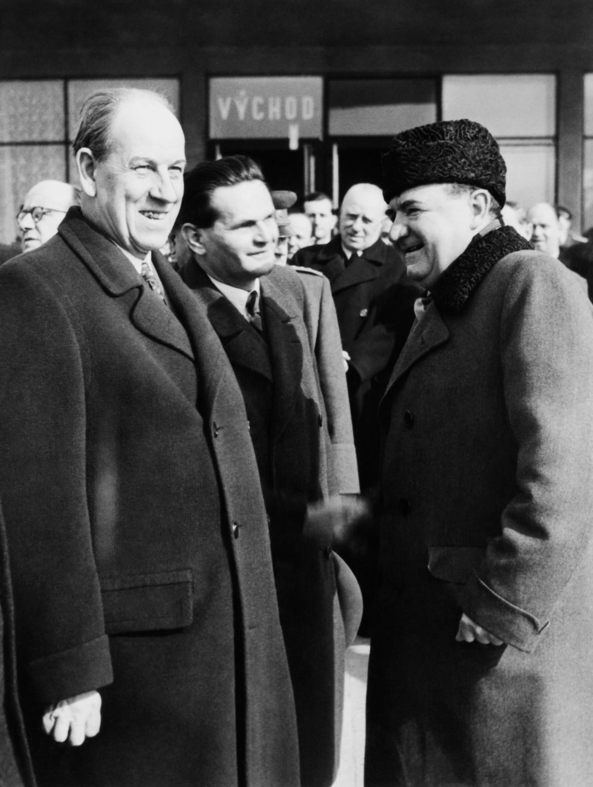 Klement Gottwald (vpravo) se po příletu ze Stalinova pohřbu zdraví s předsedou vlády Antonínem Zápotockým. Jde pravděpodobně o poslední snímek, který zachycuje Gottwalda živého.