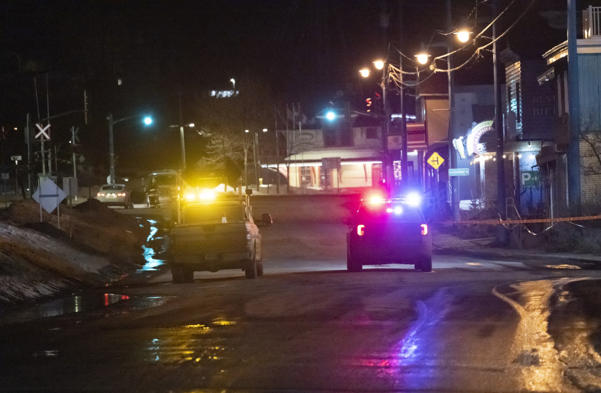 Policie hlídá místo tragické nehody v kanadském městě Amqui.