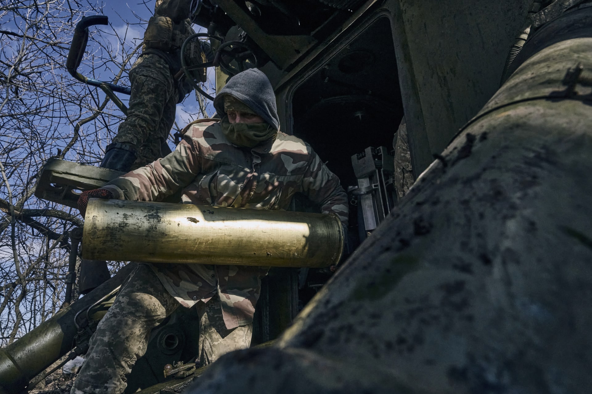 Ukrajinský voják nabíjí samohybnou houfnici nedaleko frontové linie u Bachmutu.